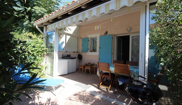 Corner Villa located with Airco in a secured residence, 2 bedrooms, for 5 people, 200m from the.
