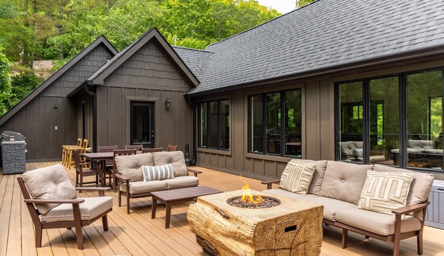 Cornerstone: 100% Renovated, In-Town Boone! Hot tub, Pet Friendly, Pool Table