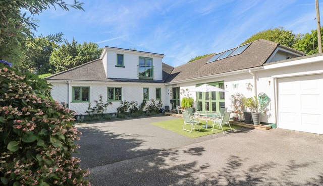 CORNERSTONE, pet friendly, with hot tub in Penzance