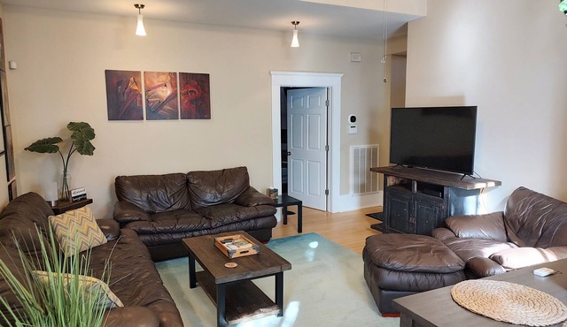 Cornerstone West: Cozy 2bdrm/1 bath Condo in the Starland Area of Savannah