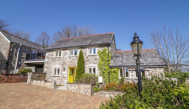 CORNFLOWER COTTAGE, family friendly in St Columb Major