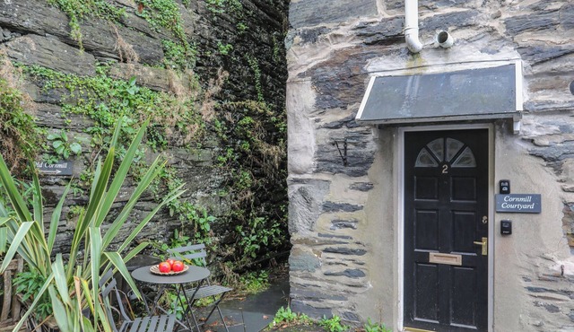 CORNHILL COURTYARD, pet friendly in Porthmadog
