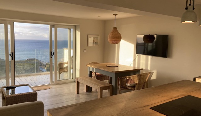Cornish apartment with stunning sea views close to the beach