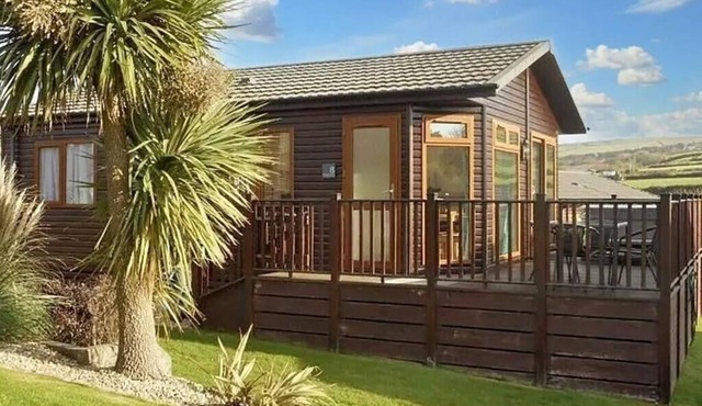 Cornish Coastal Lodge with hot tub. 2 bedrooms and just steps to the coast.