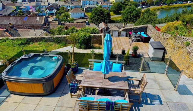 Cornish cottage. Sleeps 8. Dog friendly. Lake views. Close to the coast.