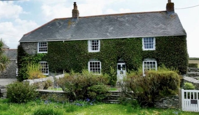 Cornish Cottage walking distance to Porthcothan Beach.
