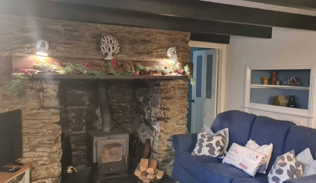 Cornish Cottage with large enclosed garden, close to Beaches