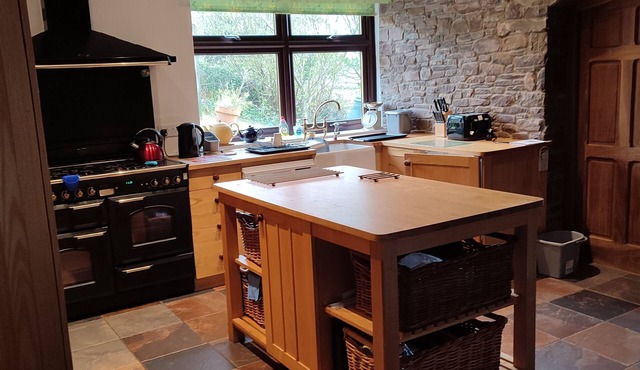 Cornwall Farmhouse, Pencelli. Large 5 bedroom house up on a Beacon sleeping 10.