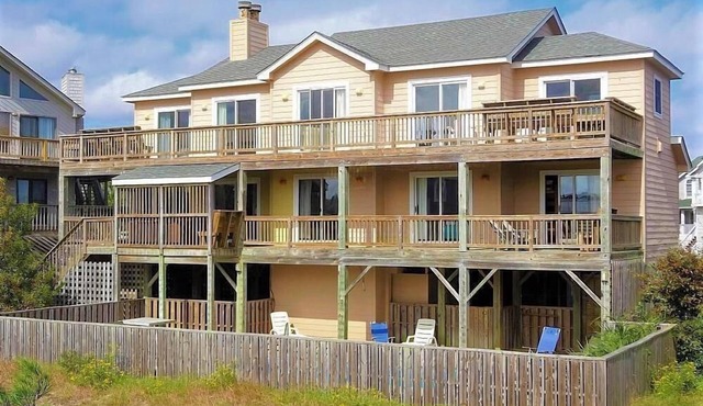 Corolla Light Amenities, walk to beach, restaurants & shops, Private pool & hot tub, Views!