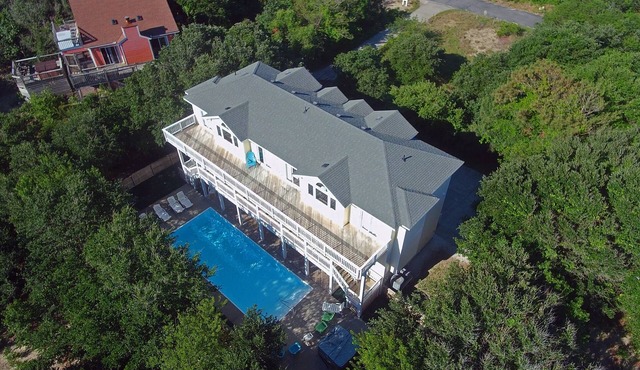 Corolla Paradise, 10 Bedrooms, 10 Baths, Private Setting! 3 Minute Walk To Beach