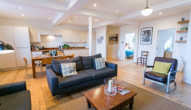 Coron - a dog that sleeps 6 guests in 3 bedrooms