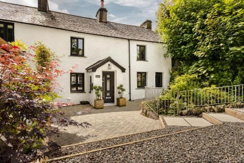 Coronation Family Cottage, Modernised 200-Year-Old Lake District Cottage with Private Hot Tub and Parking - Ridgestone