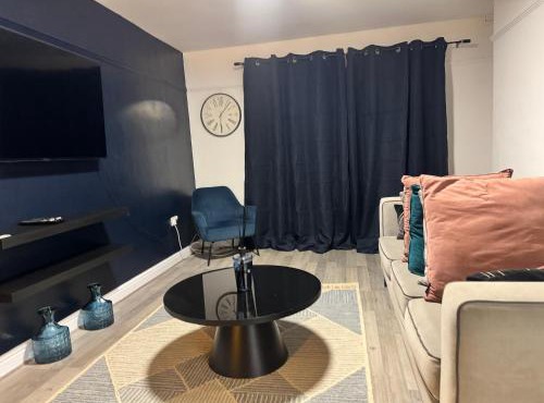 Corporate 3 bedroom home with free parking sleeps 7