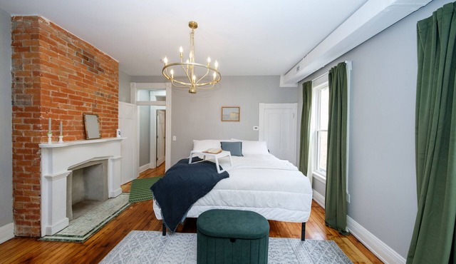 Corporate 30+ Day Home + Walkable Newport+Parking