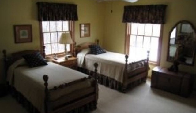 Corporate Executive Rental for EAA Airventure Close to EAA w/flying over house!