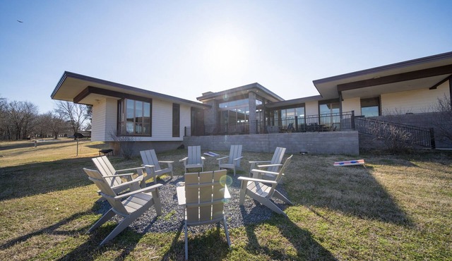 Corporate*Hot Tub 20 Acres King Beds Firepit Views