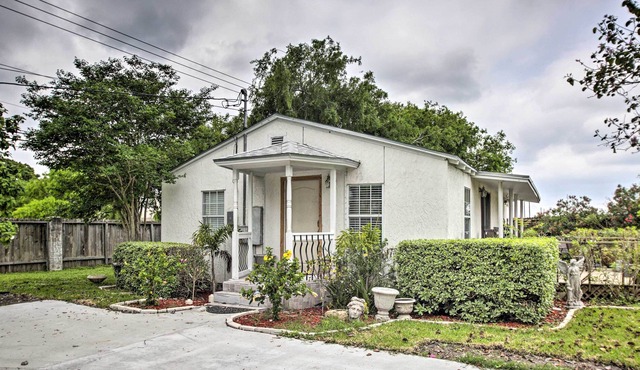 Corpus Christi Cottage w/ Patio - 5 Mi From Beach!