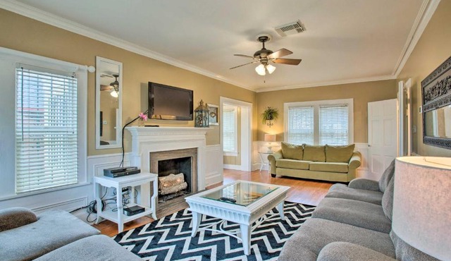 Corpus Christi Home with Pool and Hot Tub Walk to Bay