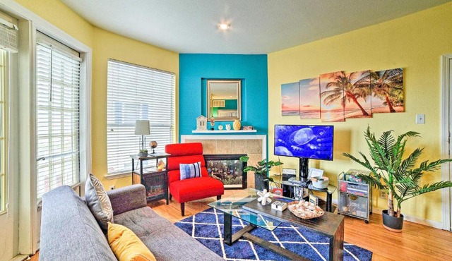 Corpus Christi Resort Condo - Walk to Beach!