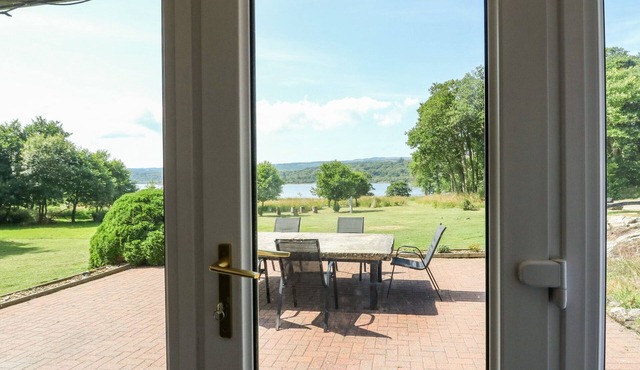 CORRANBUIE, pet friendly, character holiday cottage in Tarbert