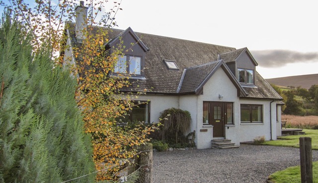CORRIEMHOR BEAG, pet friendly, with a garden in Grantown-On-Spey