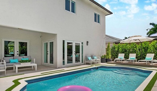 Corsica Luxe Villa/BBQ, Heated Pool, Games & Fun