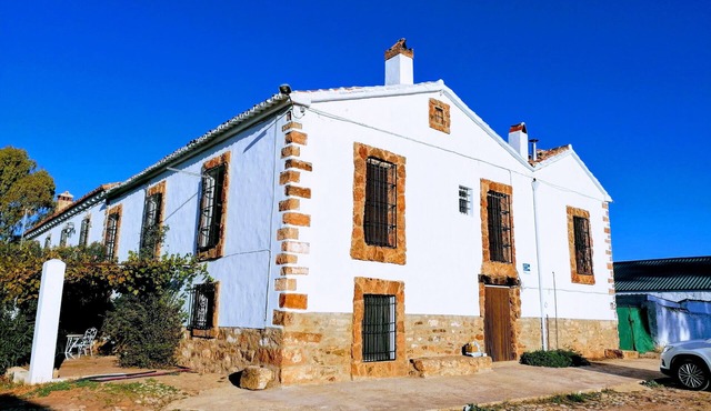 Cortijo el Vizconde Nature with Your Children. Cortijo in the meadows of Jaen