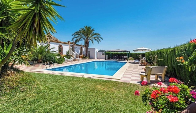 Cortijo Hacienda Nueva Lora del Río by Ruralidays