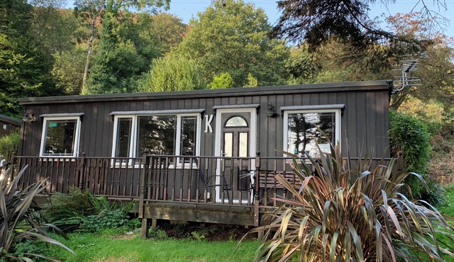 Cosey detached Chalet with wonderful Estuary and Mountain Views.