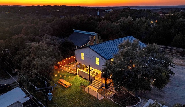 Cosmic Cowboy: Hot Tub, Fire Pit, Putt-Putt, Games | Sleeps14