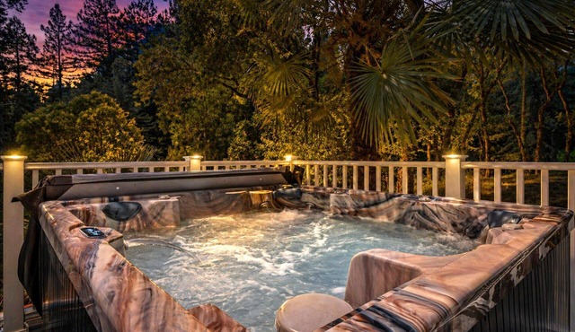Cosmo Retreat –In Redwoods Hot Tub Game Yard Walk to Russian River
