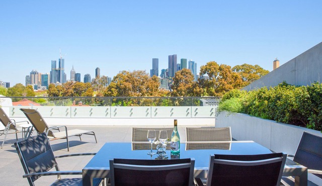 Cosmo Stays- 3BR Penthouse Apartment. Incredible City Views. Free Parking.