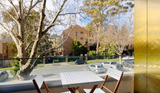 Cosmo Stays- Peaceful 2BR Designer Apartment. Fabulous Location. Free Parking.