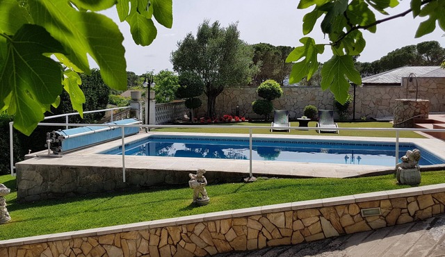 Costa Brava holiday home with garden, pool and sports court. ideal families