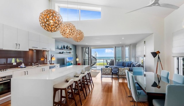 Costa del Sol - Executive Style Beach Frontage