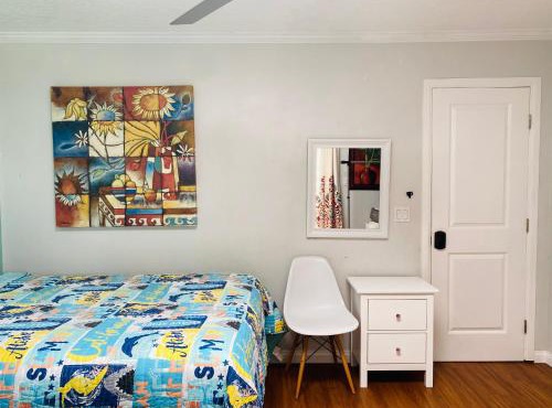 Costa Mesa Homestay - Private Rooms with 2 Shared Baths and Hosts Onsite
