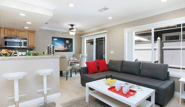 Costa Mesa/Newport-Patio-Free Parking-CM2