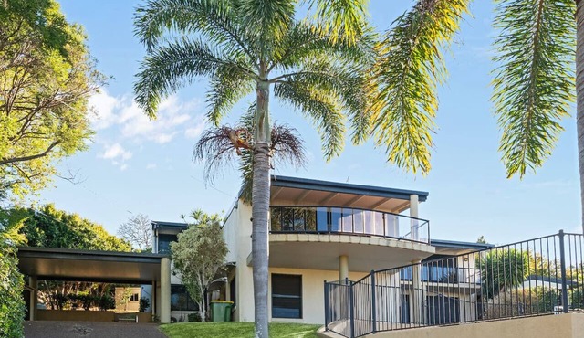 Costal 4BR Ormiston Home w/Pool & Wide Sea Views