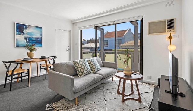 Cosy 1-Bed Balcony Unit in Quiet Street by Shops