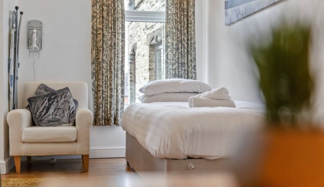 Cosy 1-bed house in Cleckheaton, 1 ml from M606, for contractors Longer Stays