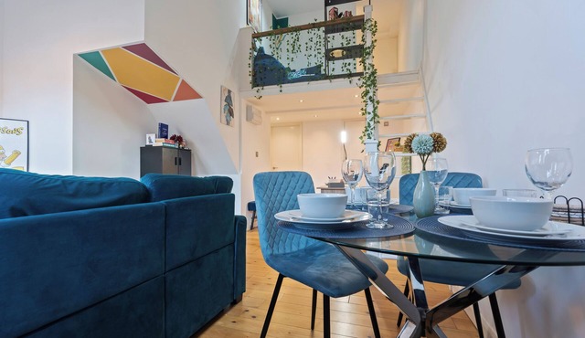 COSY 1 BED w/LOFT | Sleeps 5 |Close To Stations | The Simpson’s Theme