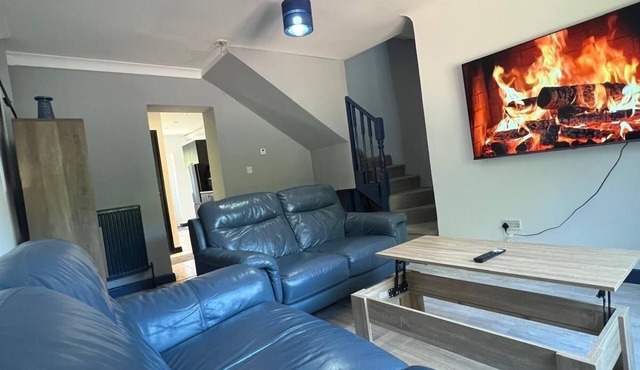 Cosy 1 bedroom house with parking