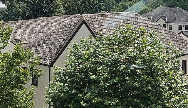 Cosy 1 bedroom apartment with lovely views and in a great location.