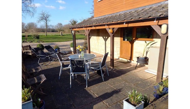 COSY 1 BEDROOM SNUG WITH PATIO AND COUNTRY VIEWS.