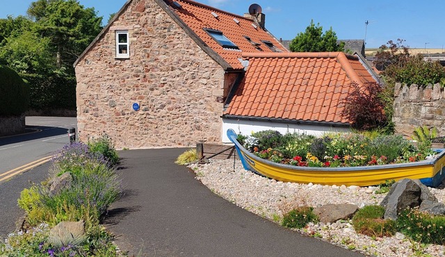 Cosy 1750s fisherman's cottage - pet friendly & 5 min from a stunning beach!