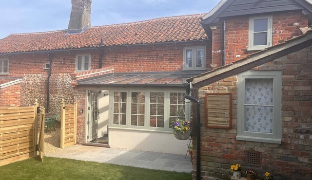 Cosy 17th century 1 bed cottage, perfect for couples and furry companions.