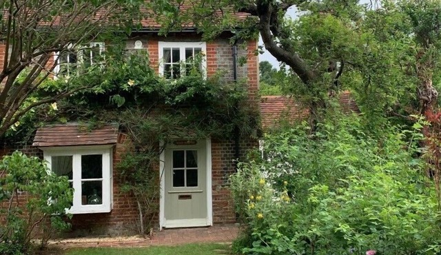 Cosy 18th Century Cottage. Backs onto Golf Course, Village location.