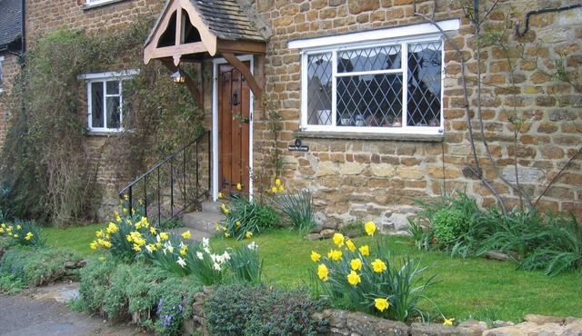Cosy 18th Century Cottage in The Cotswolds. Great for groups and families.