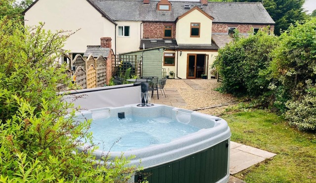 Cosy 18th century cottage. Pet friendly. Absolute tranquility!