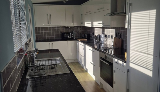 Cosy 1BR Hideaway - Hot Tub, Wifi & Private Pond